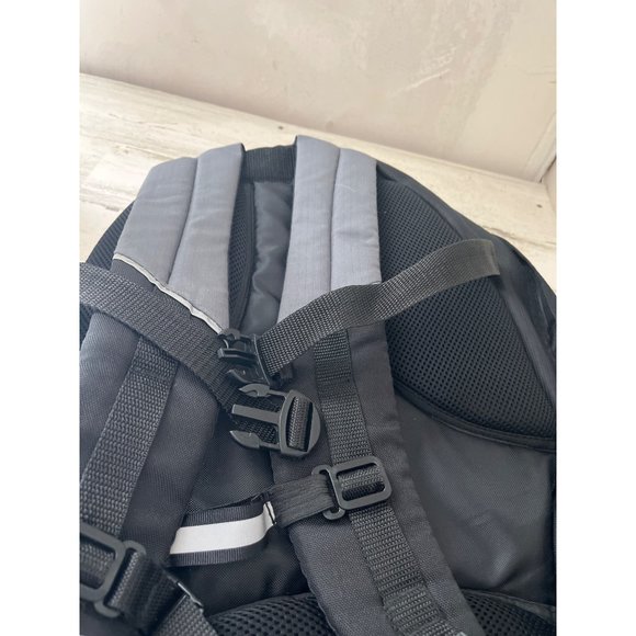 Outdoor Products padded zippered backpack with side pouches - Picture 6 of 10